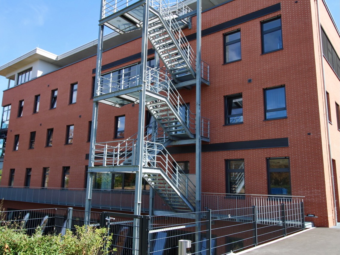 Brandschutztüren Hockeyclub mit Feuertreppe außen