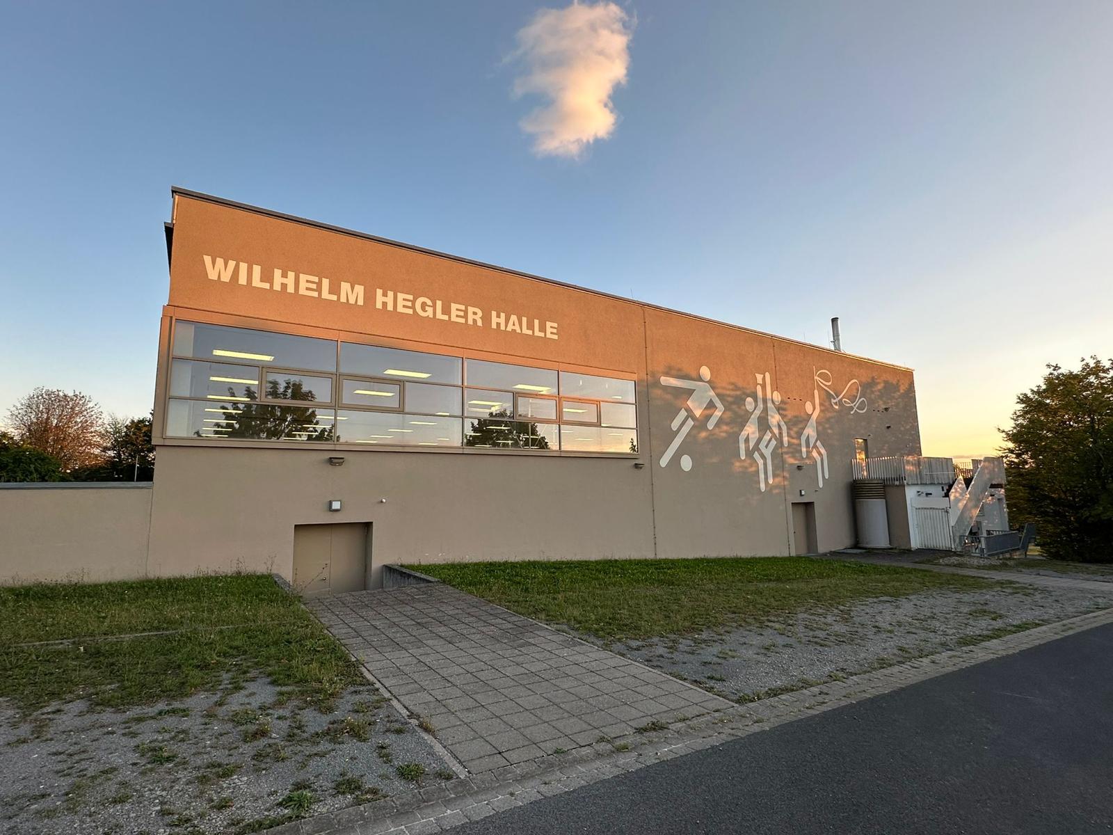 Sporthalle in Oerlenbach in der Abendsonne